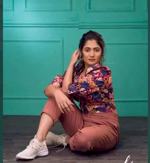 losliya hot look picture- லாச்லியாவின் போட்டோசூட்டின் போது நடந்தவை